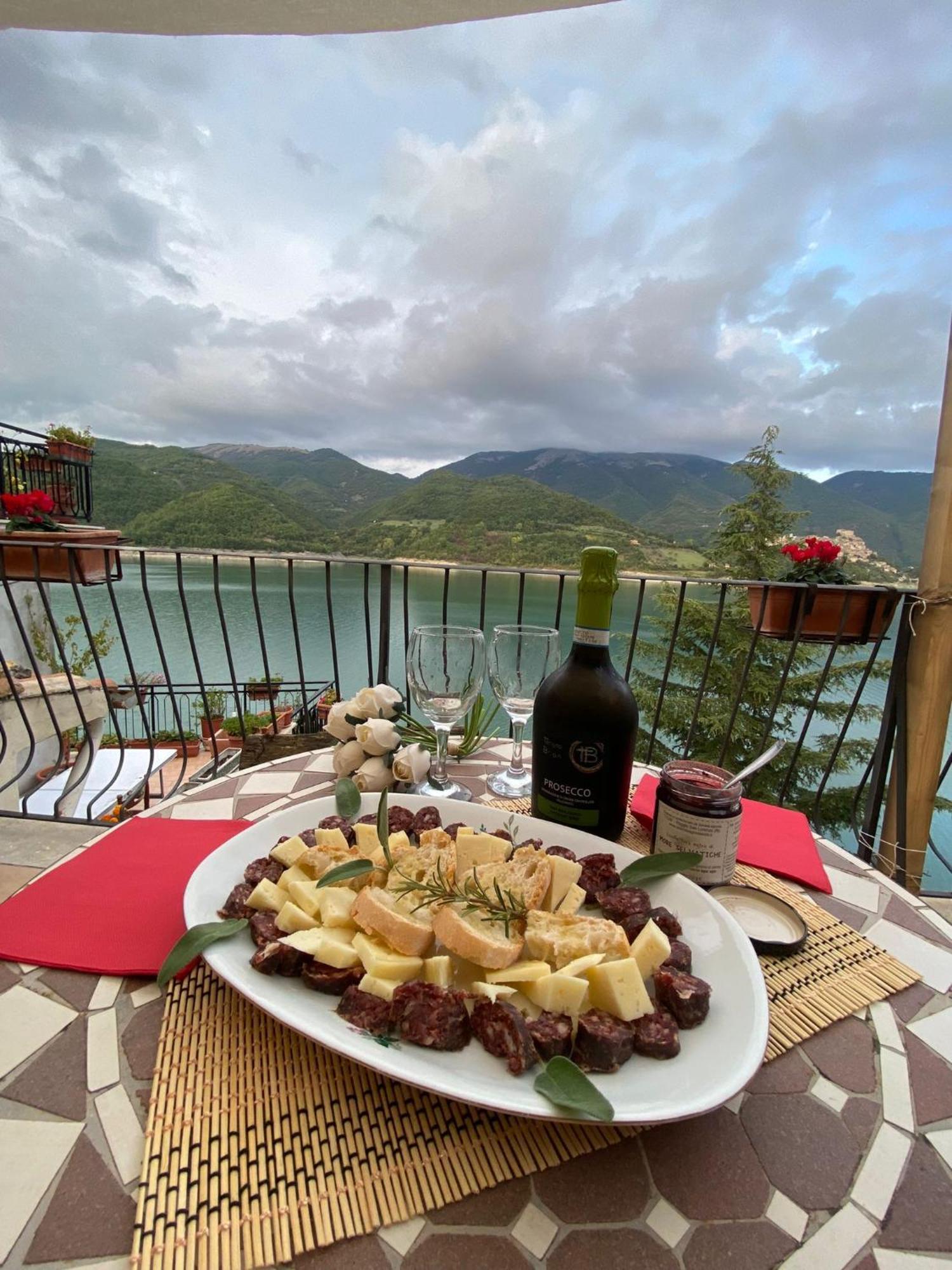 B&B La Casetta Sul Lago Colle di Tora Buitenkant foto
