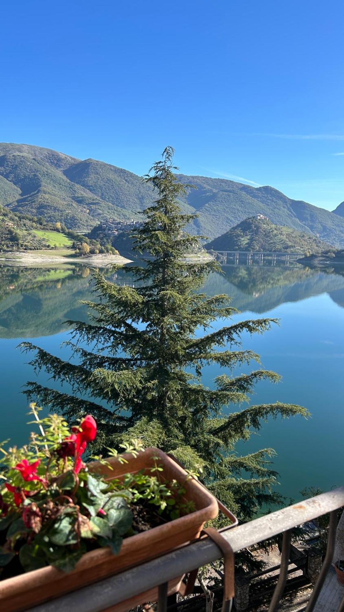 B&B La Casetta Sul Lago Colle di Tora Buitenkant foto